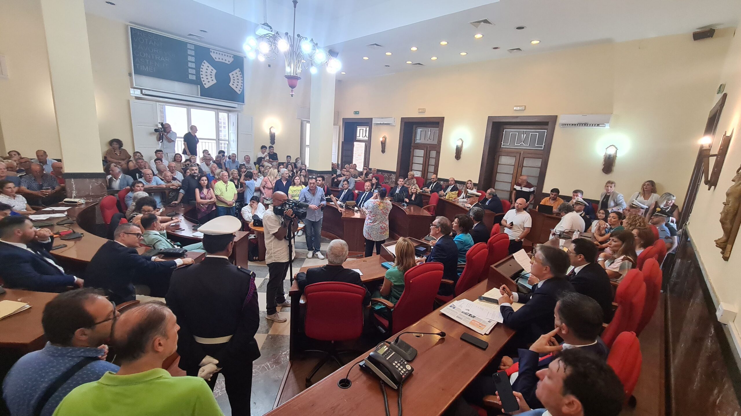 Comune di Vibo: ecco la formazione dei gruppi consiliari e la designazione dei rispettivi capigruppo. Iannello eletto presidente del Consiglio