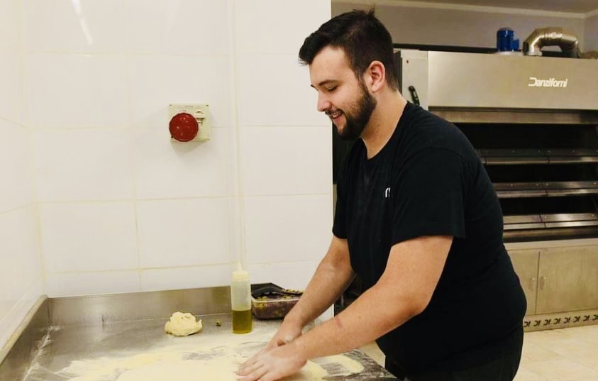 Mattia Tassone, quando fare il pane diventa un’arte: «Nel cuore ho avuto sempre il cibo. In cucina aiutavo mia madre»