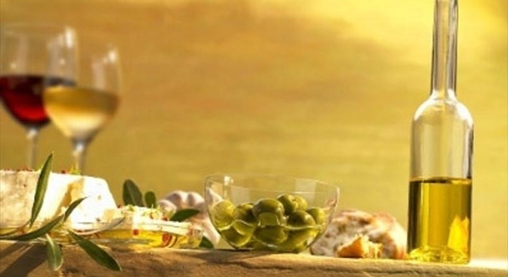 In Calabria le aziende potranno fare attività turistica promuovendo vino e olio, la Regione approva le linee guida
