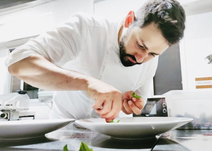 Nicodemo Sigillò, lo chef con la valigia in mano: «Ogni giorno è una meravigliosa scoperta»