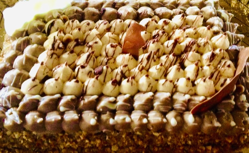 La torta di Natale golosa, elegante e con due tipi di cioccolato: vi raccontiamo come realizzarla
