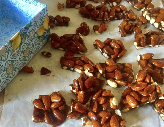 Natale in Calabria è il croccante di mandorle, nella versione classica e al cioccolato: ecco come realizzarlo