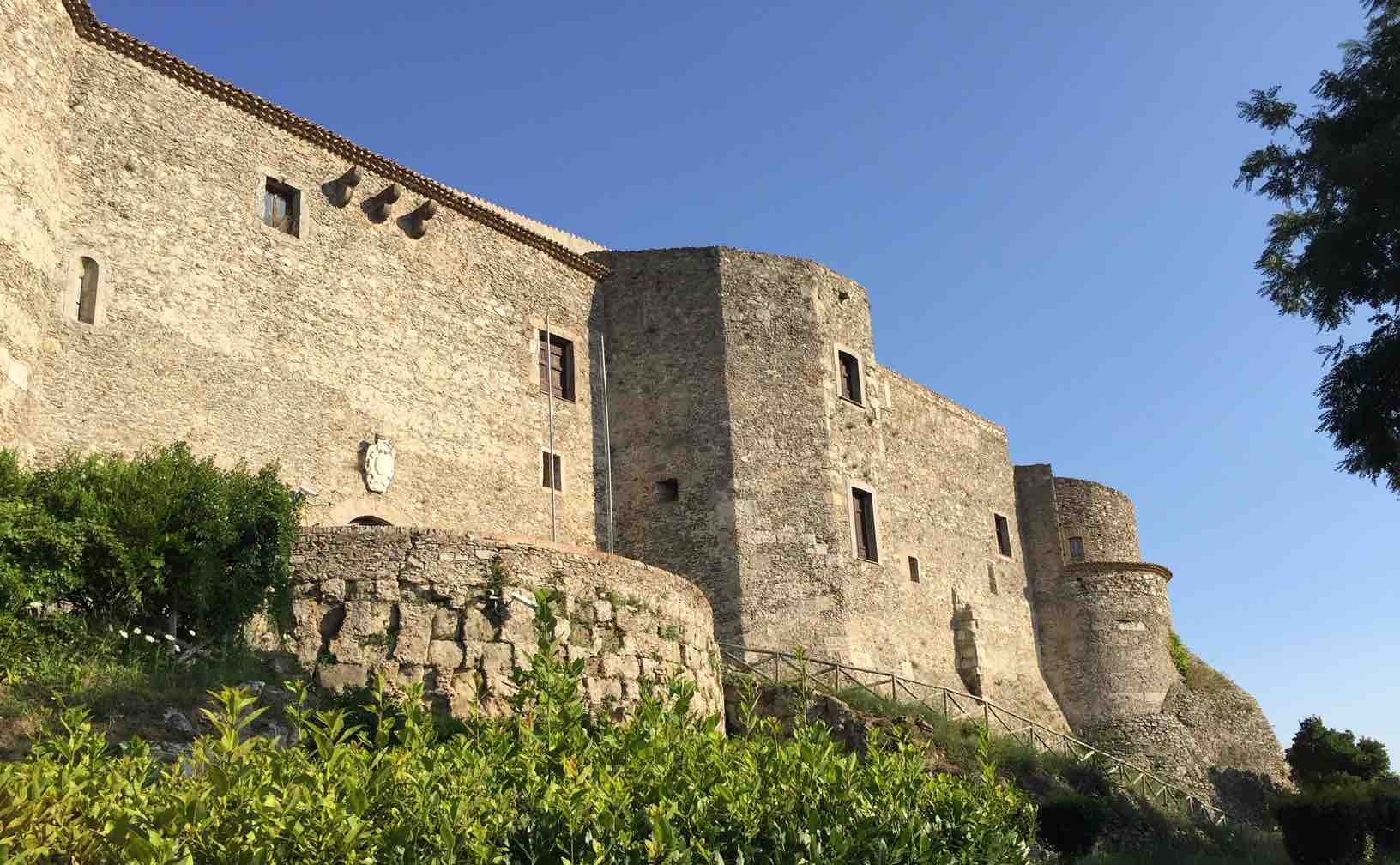 Castello di Vibo Valentia, un viaggio nel sacro dell’antica Hipponion con l’archeologo Gianluca Sapio
