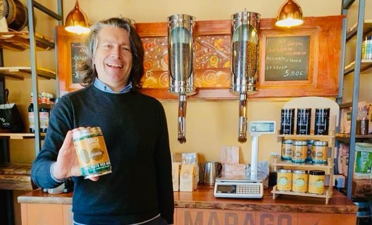 Dario Messina, a Vibo Marina c’è il signore del caffè: «Nella mia torrefazione si respira un’aria lenta»