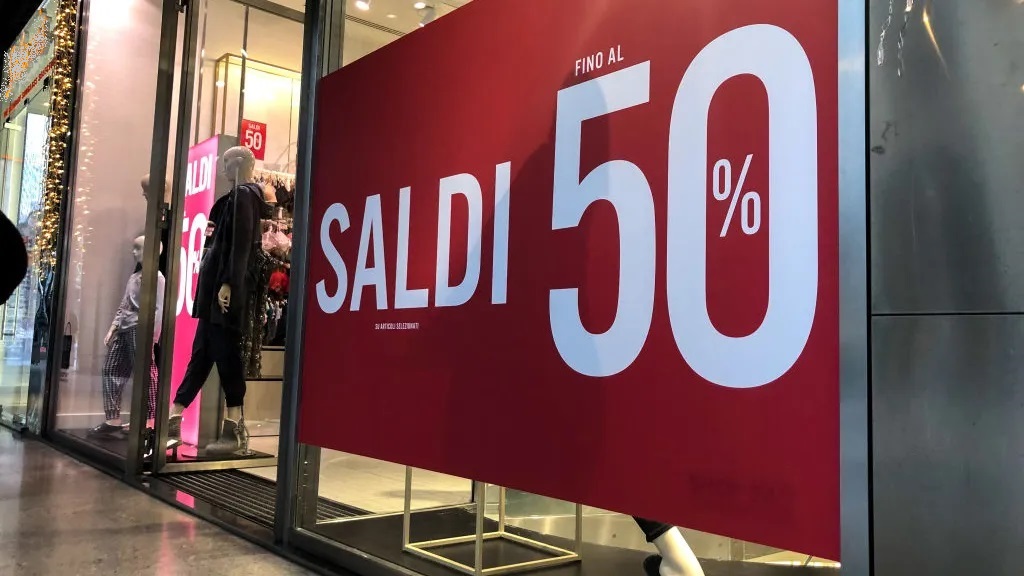 Vetrina con manifesto "Saldi 50%"